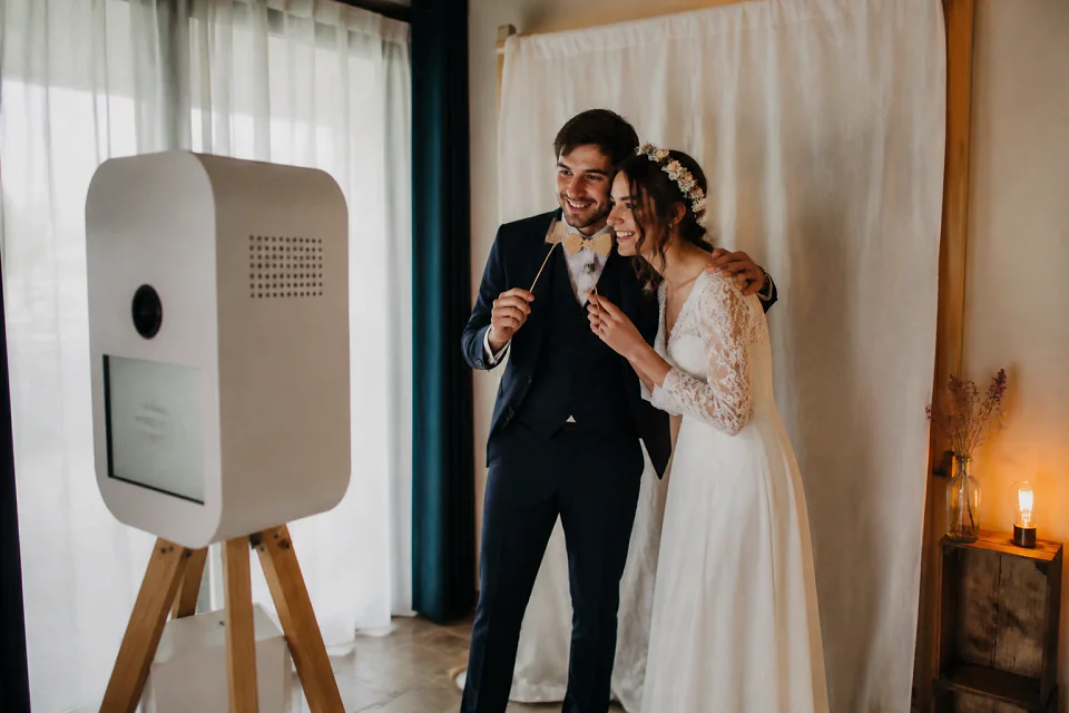 Borne photo installée pour une réception de mariage — illustration générée par IA