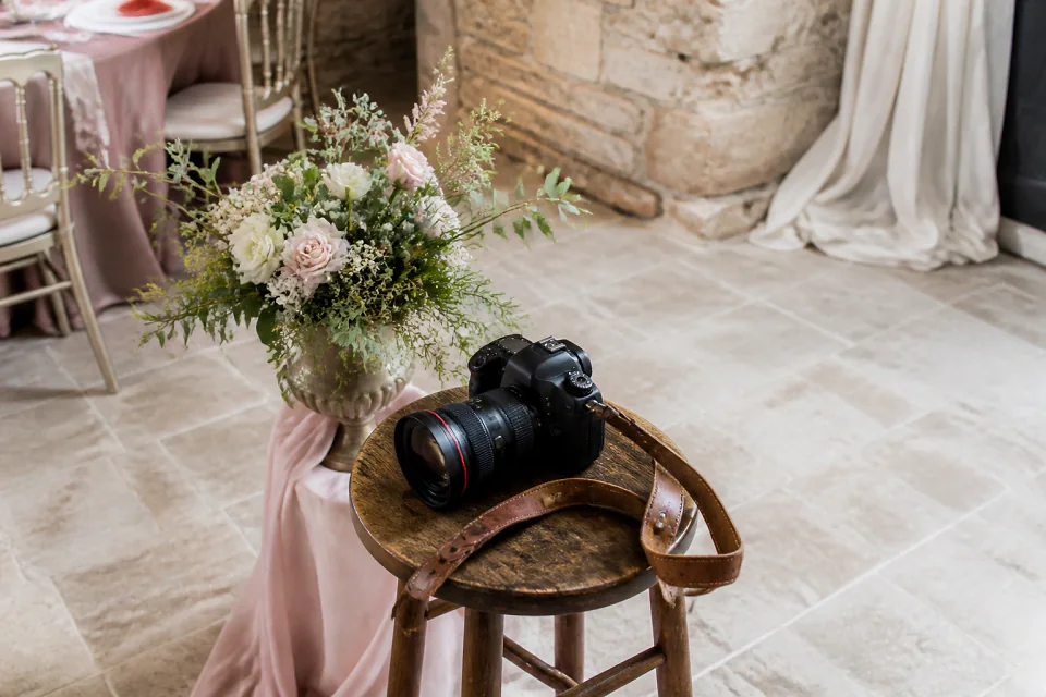 Appareil photo et accessoires de reportage de mariage — illustration générée par IA