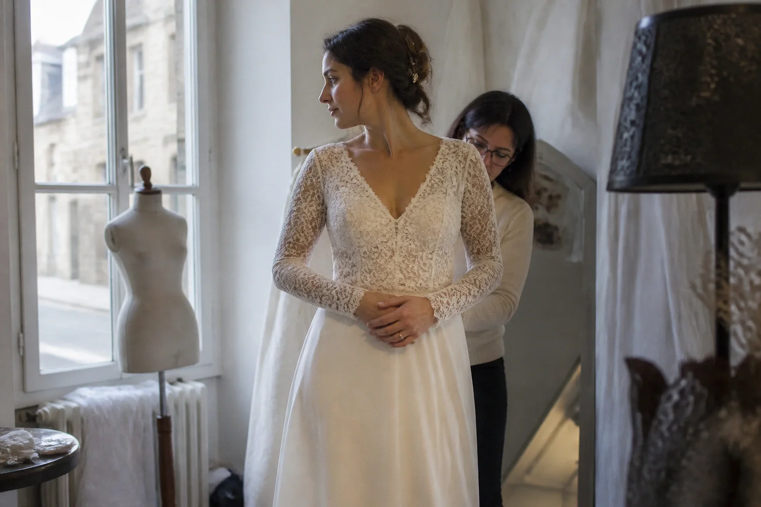 Robe de mariée dans un atelier de confection — illustration générée par IA