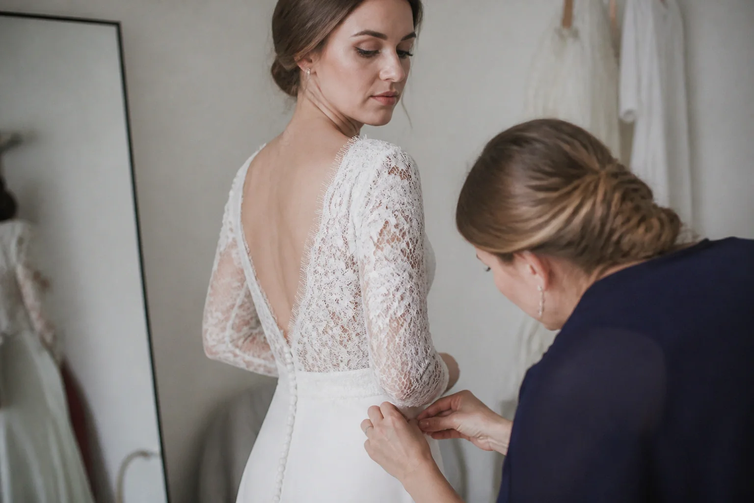 Robe de mariée dans un atelier de confection — illustration générée par IA