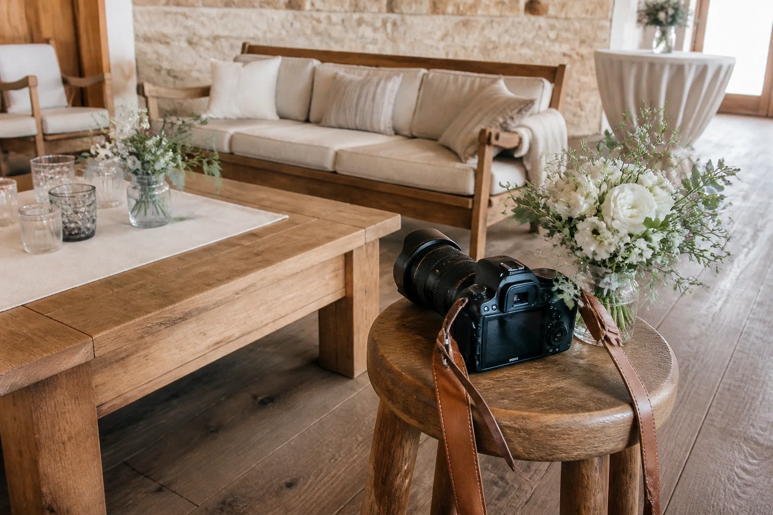 Appareil photo et accessoires de reportage de mariage — illustration générée par IA
