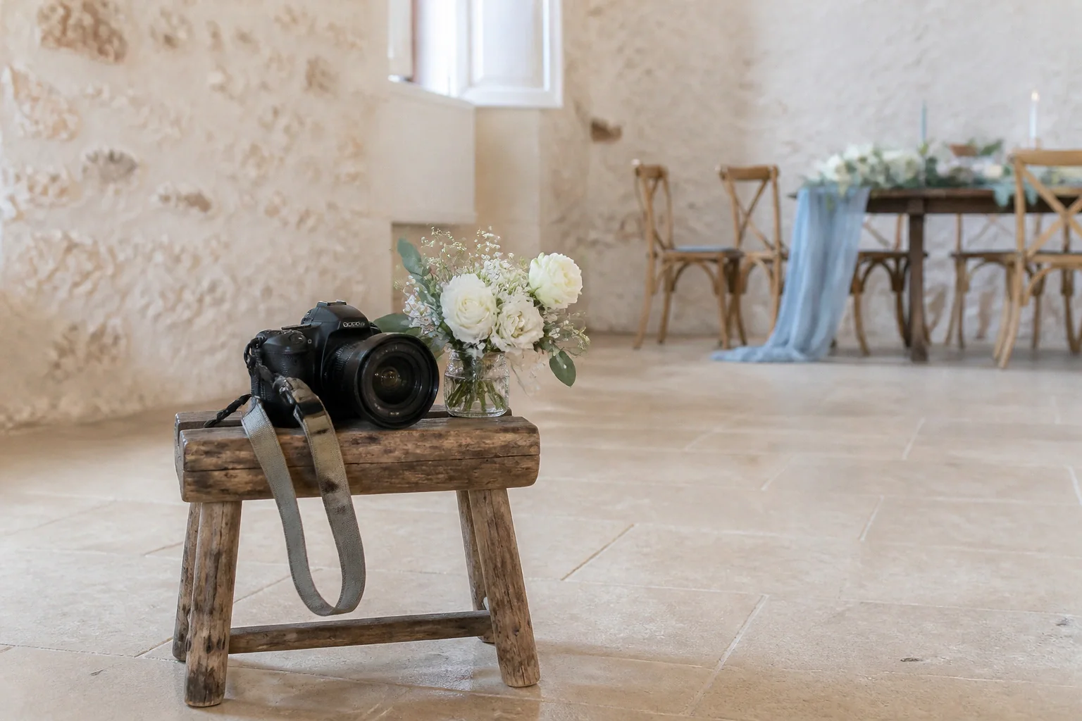 Appareil photo et accessoires de reportage de mariage — illustration générée par IA