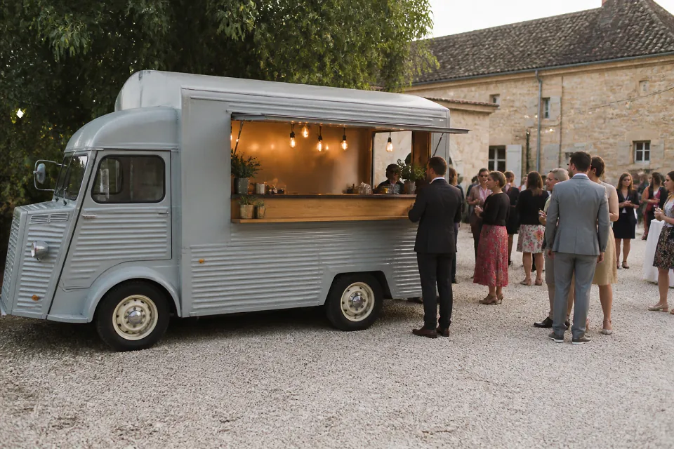Service mobile de restauration pour une réception — illustration générée par IA