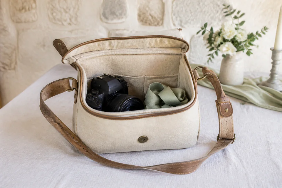Appareil photo et accessoires de reportage de mariage — illustration générée par IA