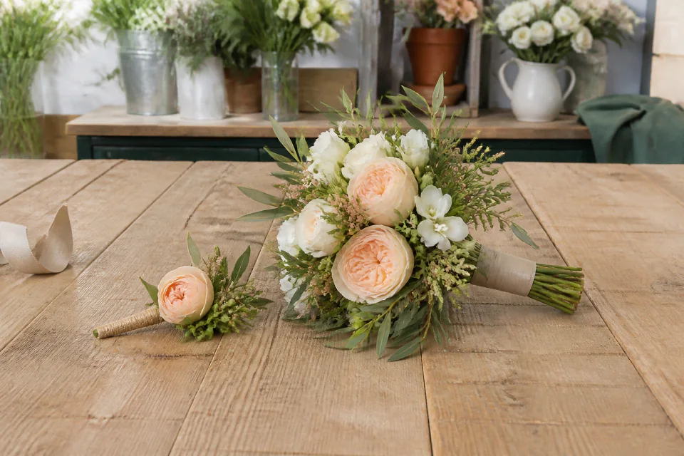 Préparation florale pour un mariage — illustration générée par IA