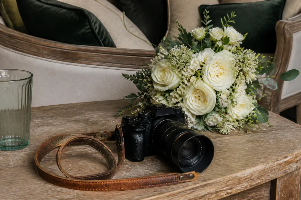 Appareil photo et accessoires de reportage de mariage — illustration générée par IA
