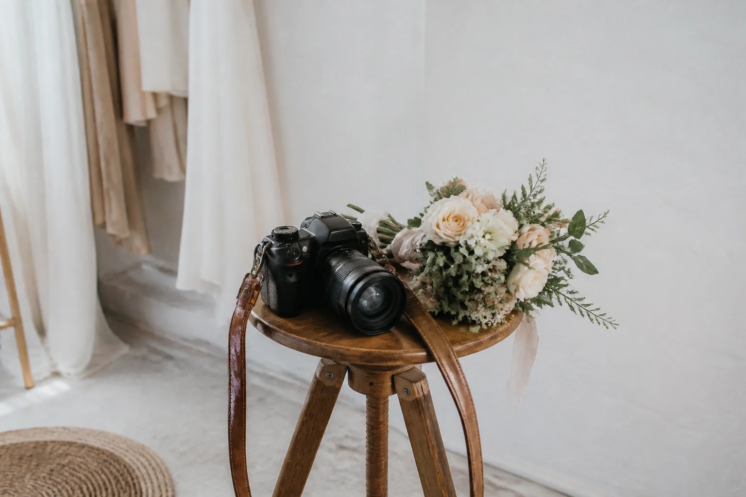 Appareil photo et accessoires de reportage de mariage — illustration générée par IA