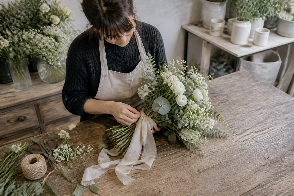 Préparation florale pour un mariage — illustration générée par IA