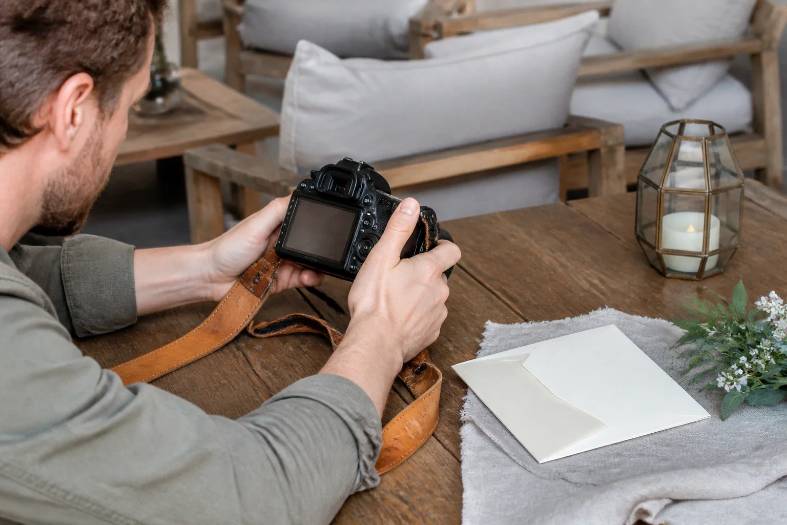 Appareil photo et accessoires de reportage de mariage — illustration générée par IA