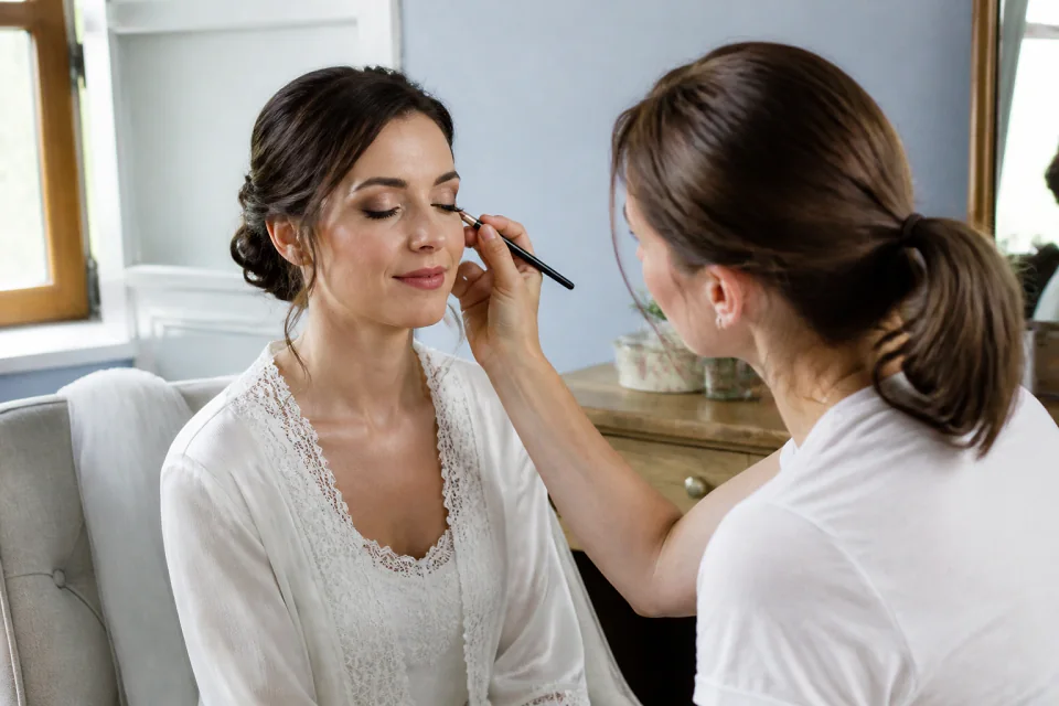 Préparation d’un maquillage de mariage — illustration générée par IA