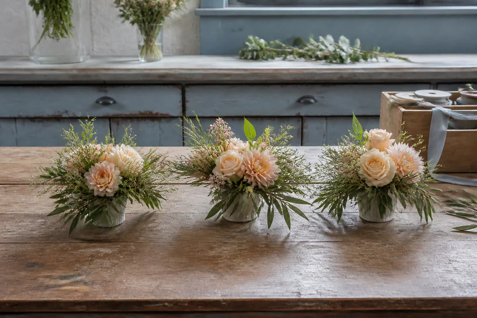 Préparation florale pour un mariage — illustration générée par IA