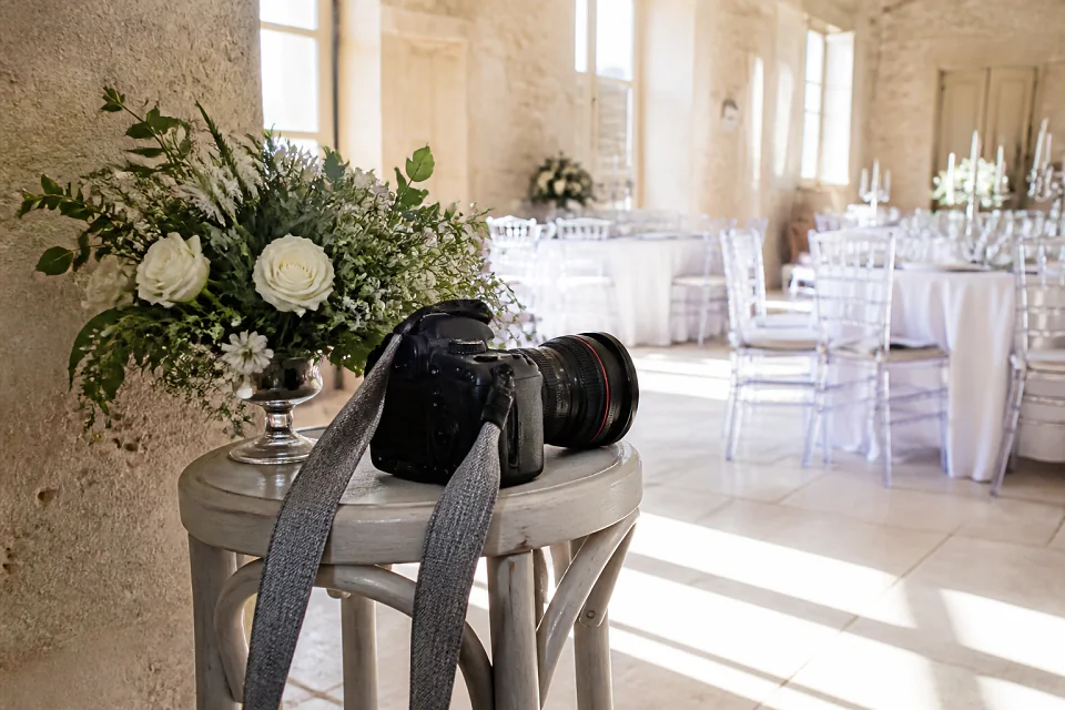 Appareil photo et accessoires de reportage de mariage — illustration générée par IA