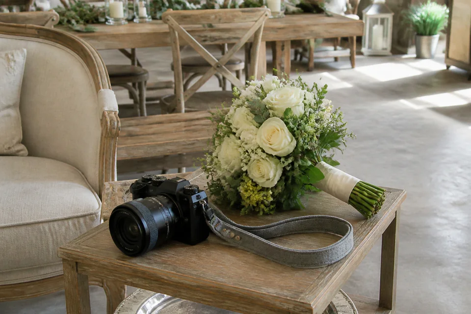 Appareil photo et accessoires de reportage de mariage — illustration générée par IA