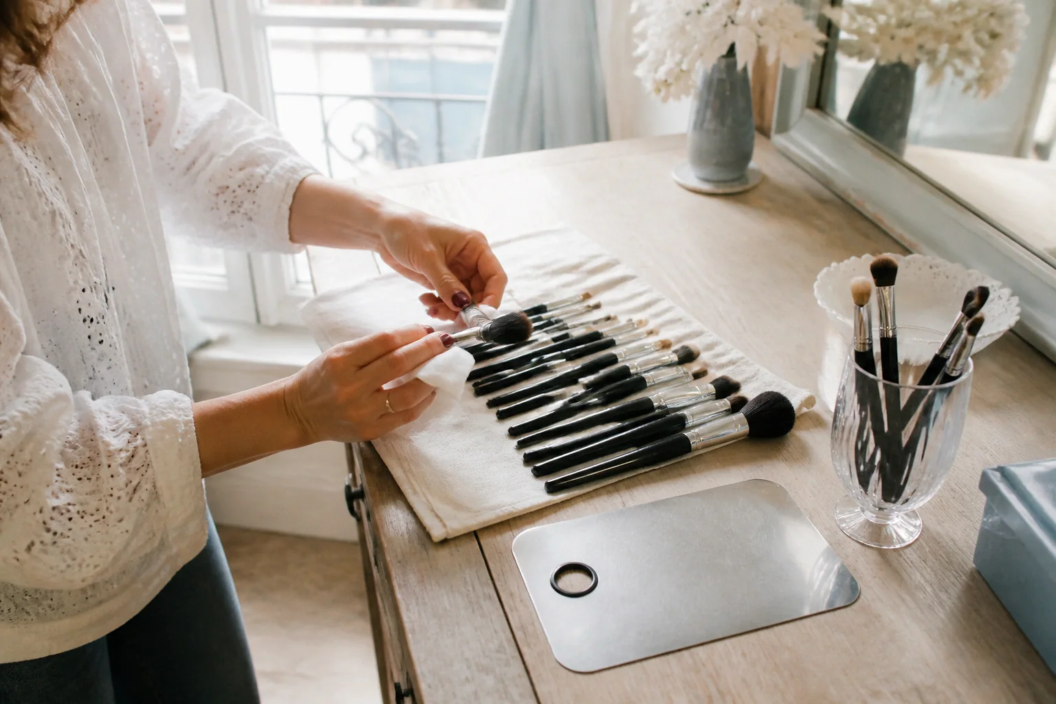 Préparation d’un maquillage de mariage — illustration générée par IA