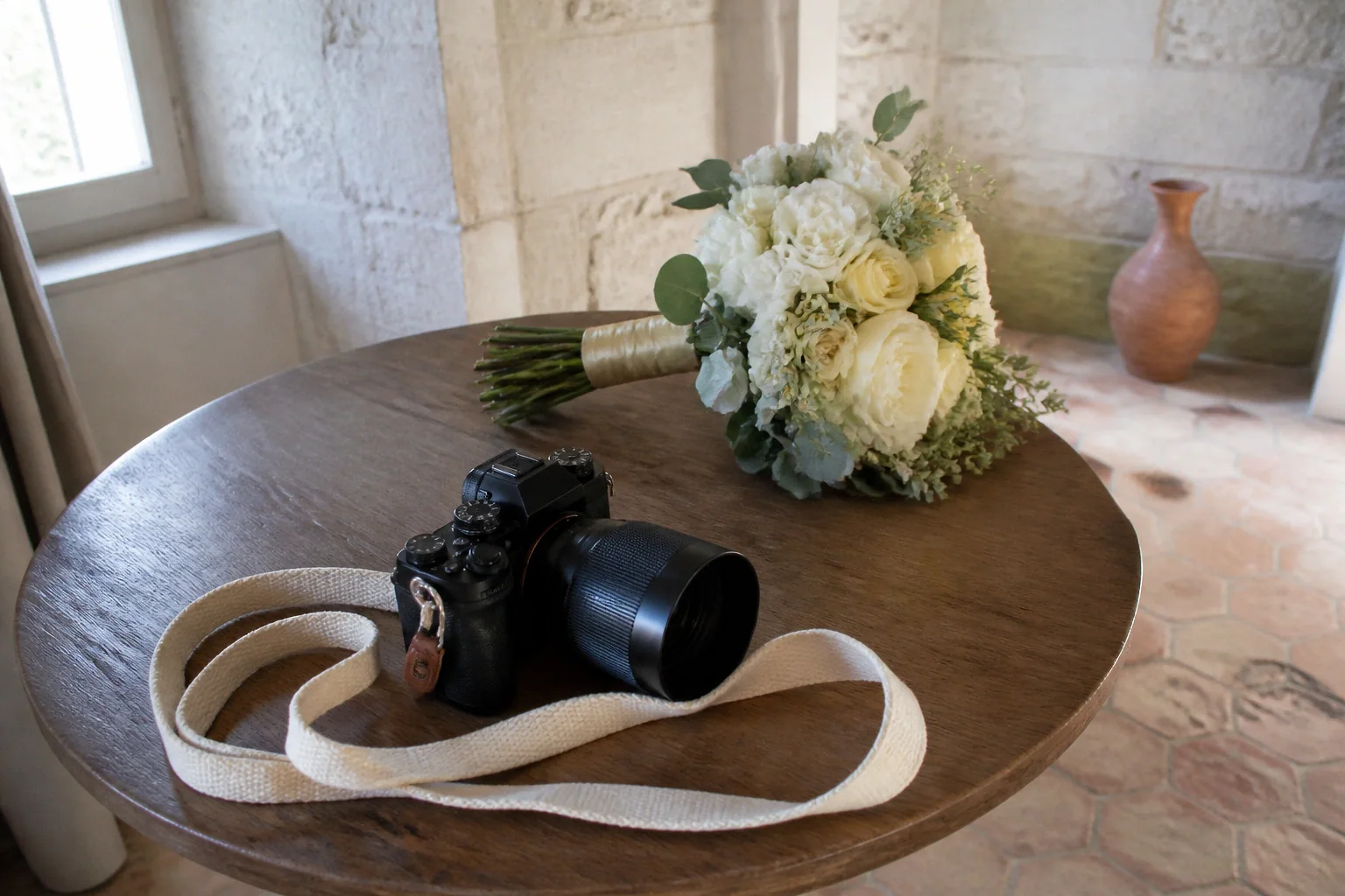Appareil photo et accessoires de reportage de mariage — illustration générée par IA