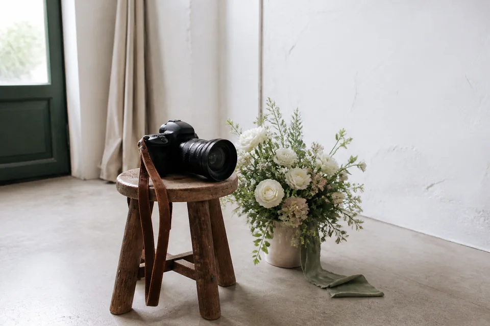 Appareil photo et accessoires de reportage de mariage — illustration générée par IA
