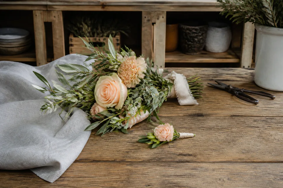 Préparation florale pour un mariage — illustration générée par IA