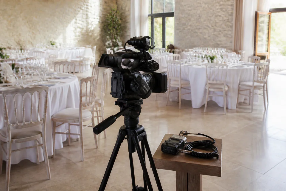 Matériel de tournage pour un film de mariage — illustration générée par IA