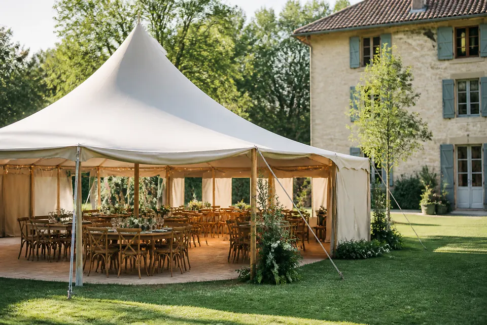 Tente aménagée pour une réception de mariage — illustration générée par IA