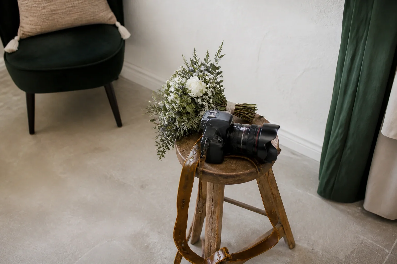 Appareil photo et accessoires de reportage de mariage — illustration générée par IA