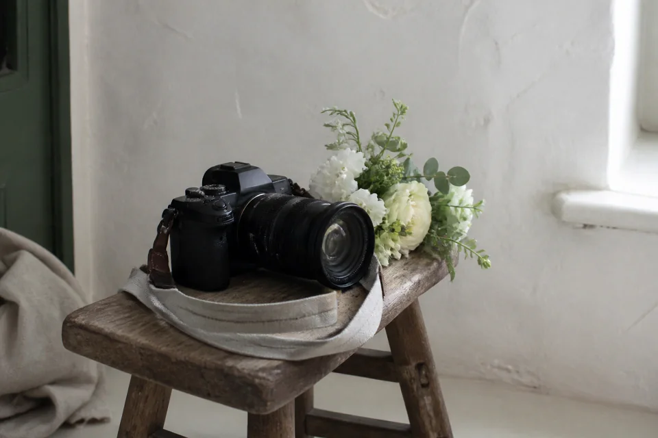 Appareil photo et accessoires de reportage de mariage — illustration générée par IA