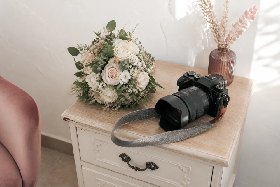 Appareil photo et accessoires de reportage de mariage — illustration générée par IA