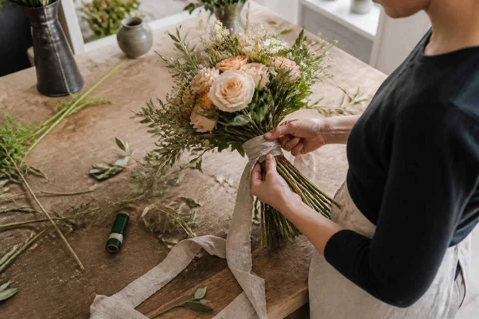 Préparation florale pour un mariage — illustration générée par IA
