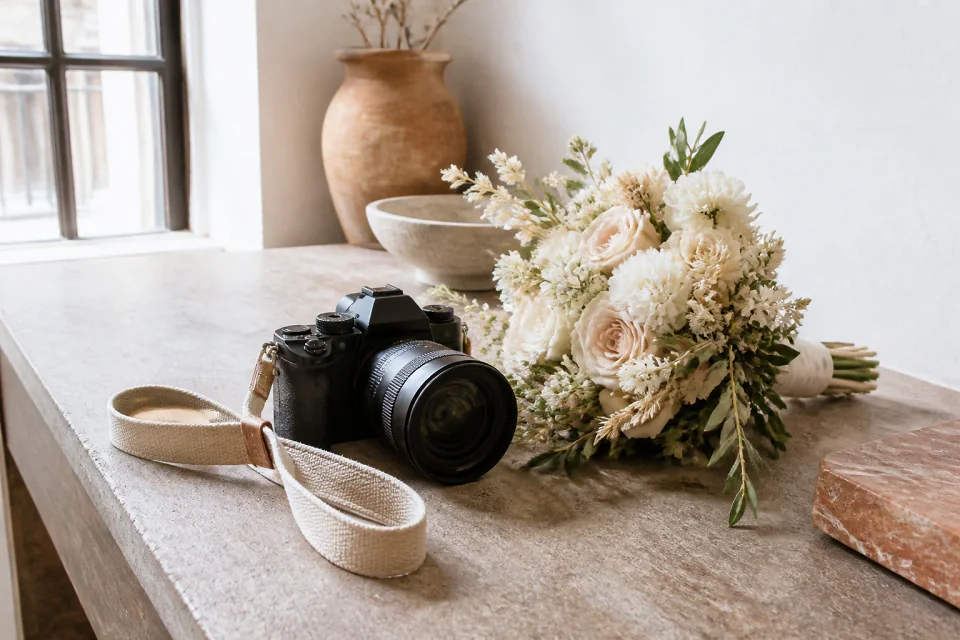 Appareil photo et accessoires de reportage de mariage — illustration générée par IA