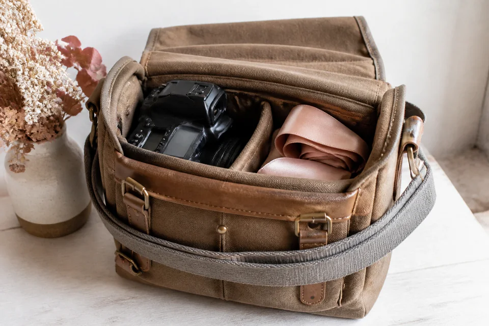 Appareil photo et accessoires de reportage de mariage — illustration générée par IA