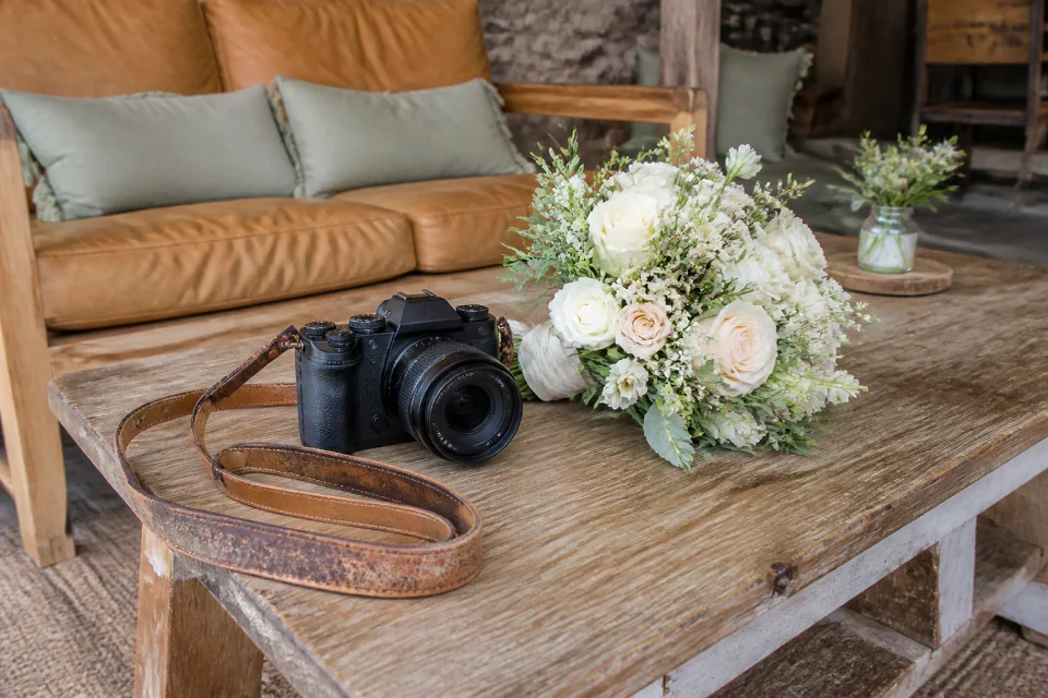 Appareil photo et accessoires de reportage de mariage — illustration générée par IA