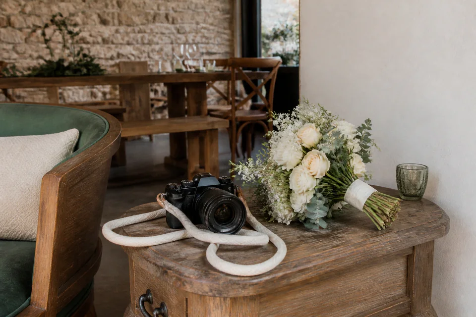 Appareil photo et accessoires de reportage de mariage — illustration générée par IA