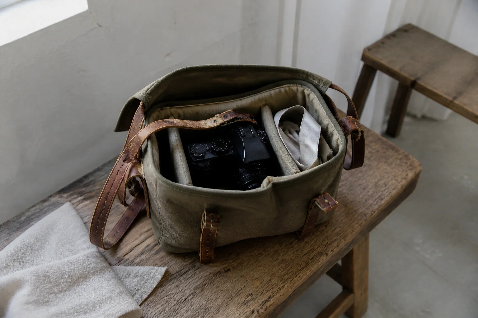 Appareil photo et accessoires de reportage de mariage — illustration générée par IA