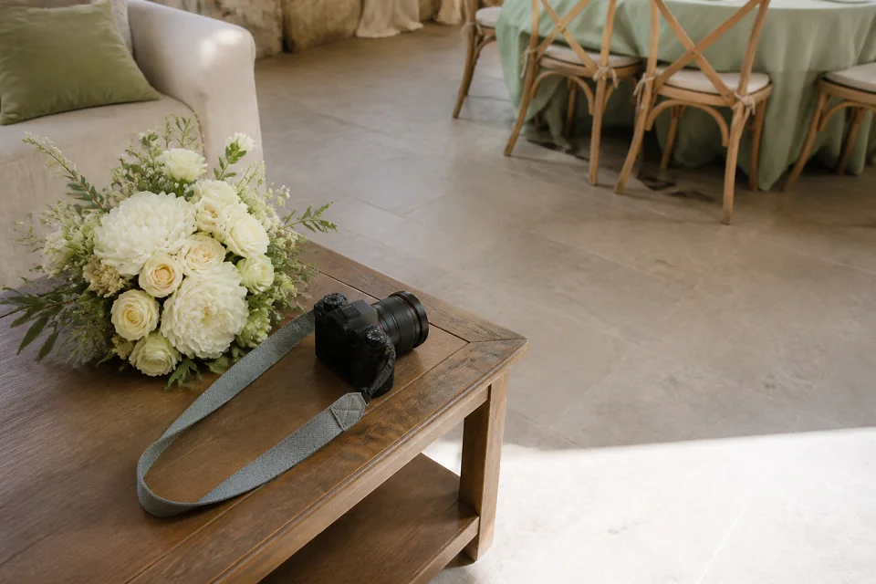 Appareil photo et accessoires de reportage de mariage — illustration générée par IA