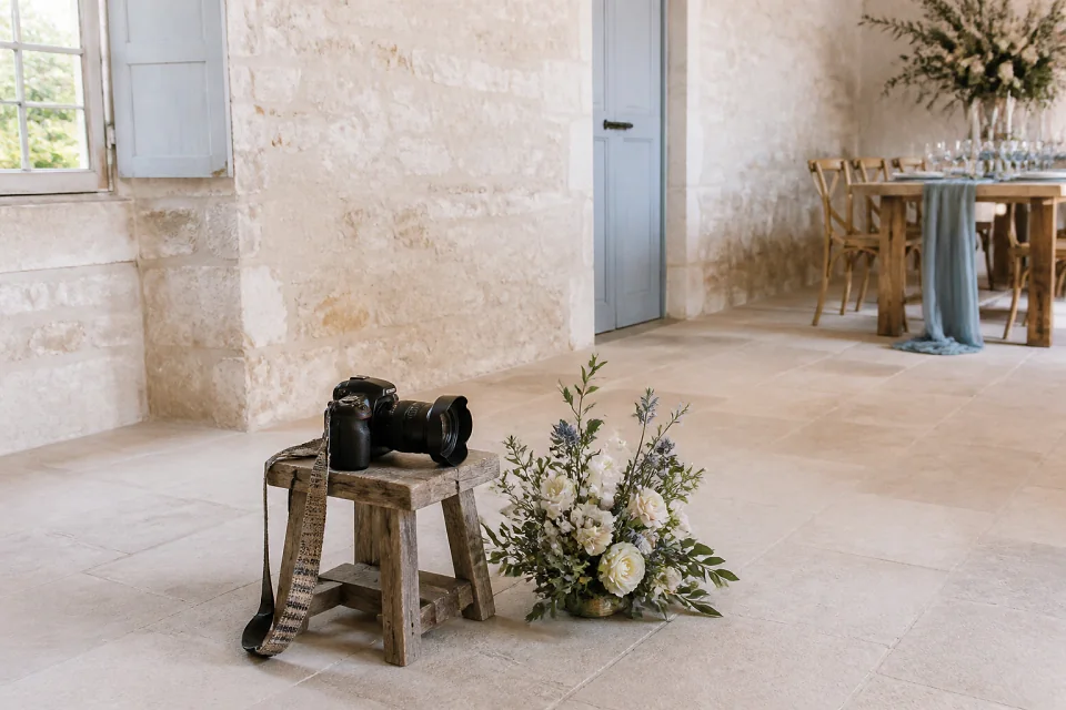Appareil photo et accessoires de reportage de mariage — illustration générée par IA