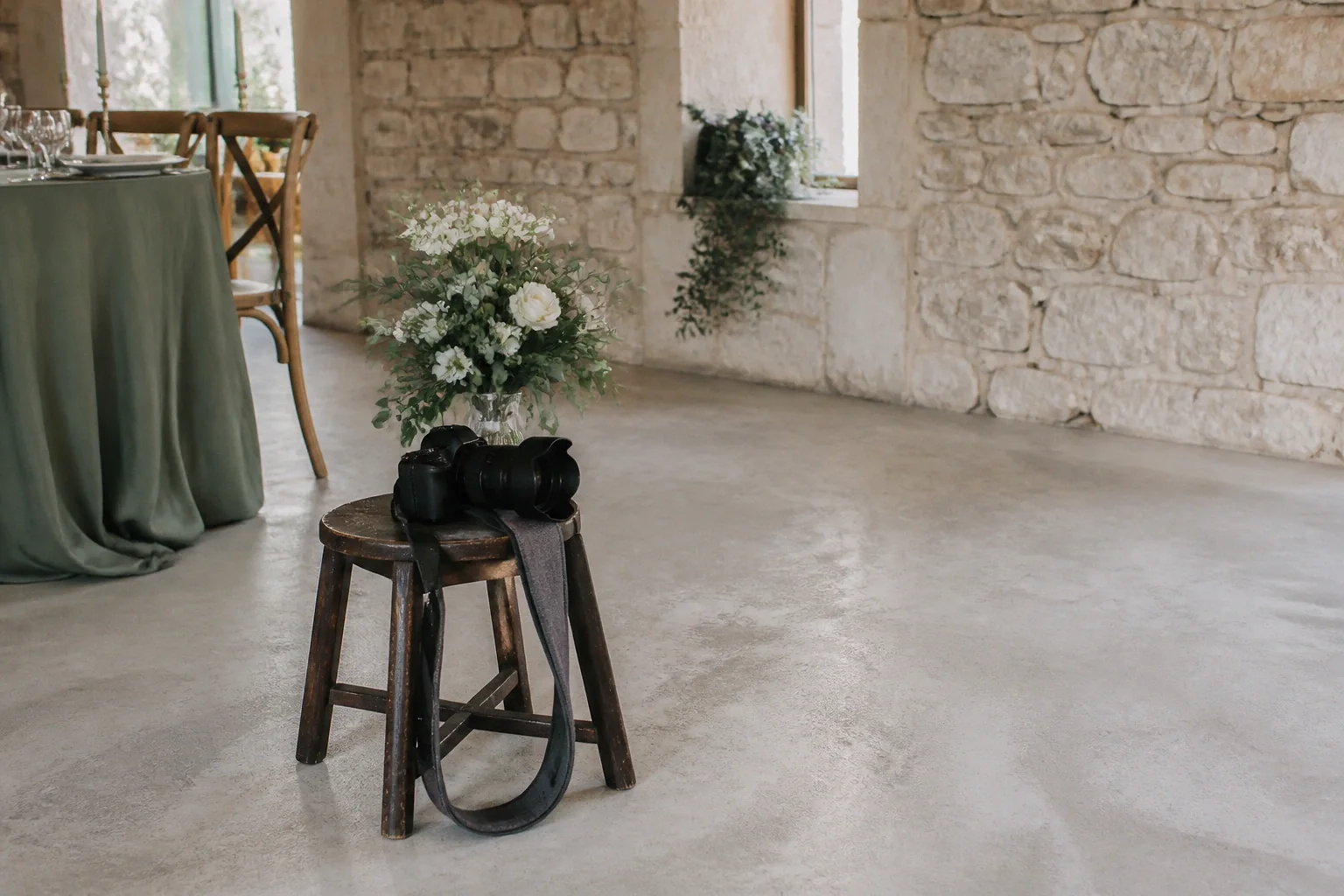 Appareil photo et accessoires de reportage de mariage — illustration générée par IA