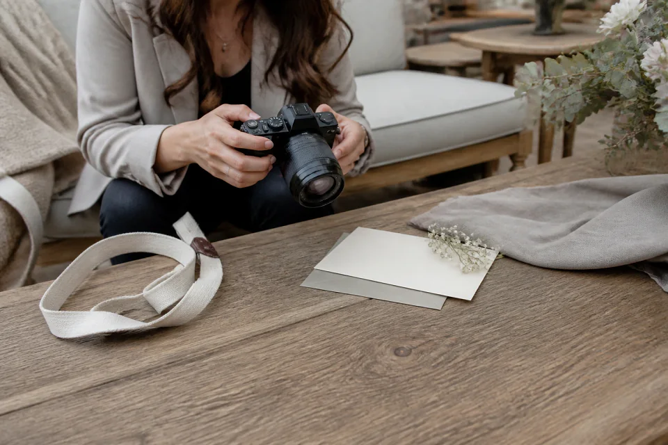 Appareil photo et accessoires de reportage de mariage — illustration générée par IA