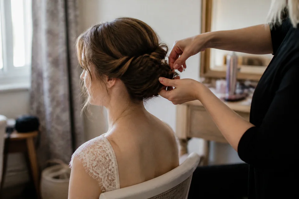 Coiffure de cérémonie vue pendant la préparation — illustration générée par IA