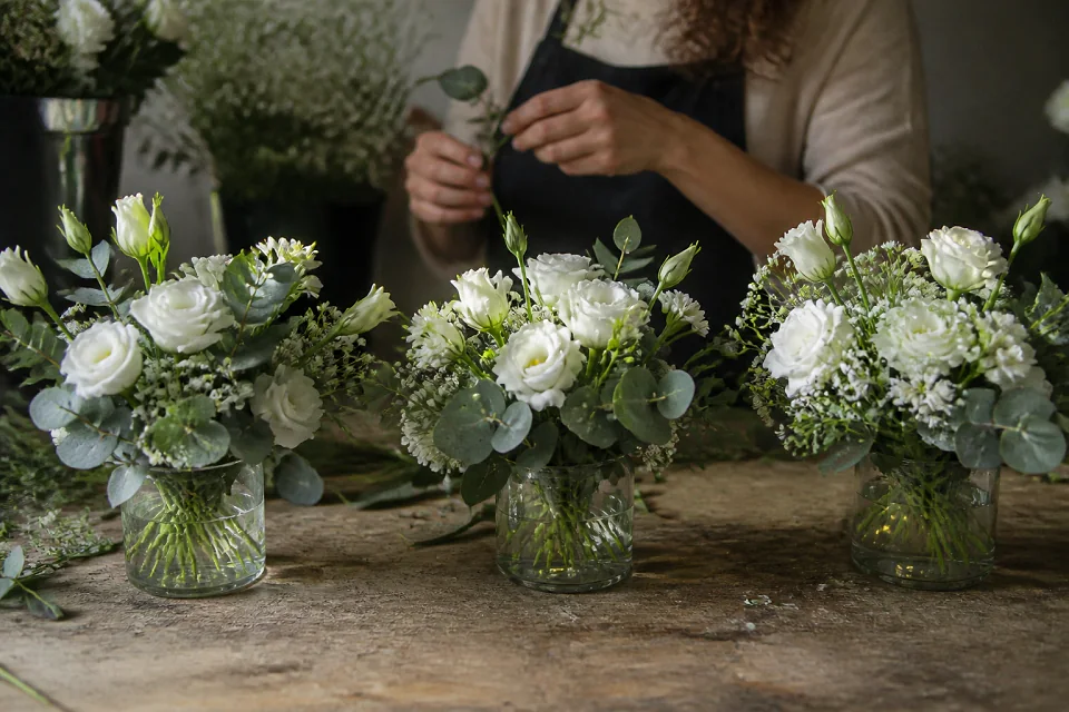 Préparation florale pour un mariage — illustration générée par IA