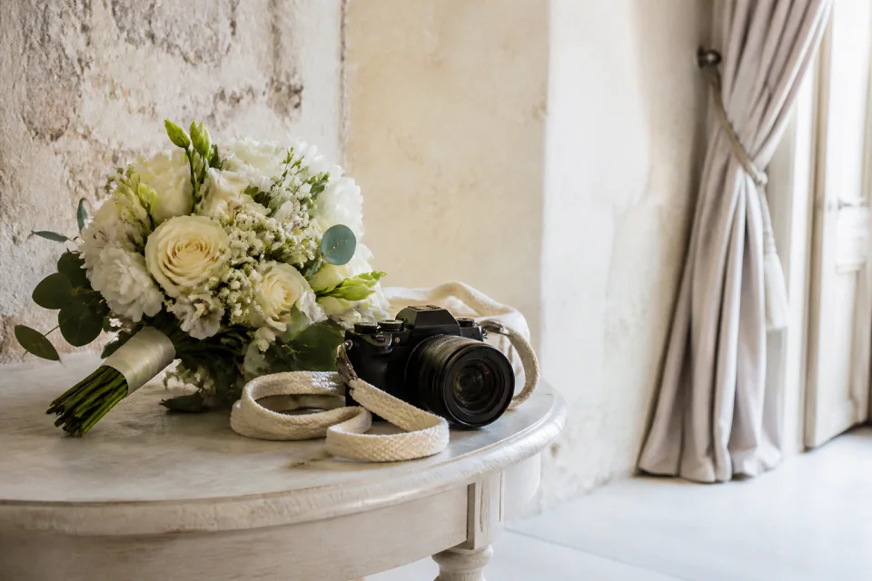 Appareil photo et accessoires de reportage de mariage — illustration générée par IA