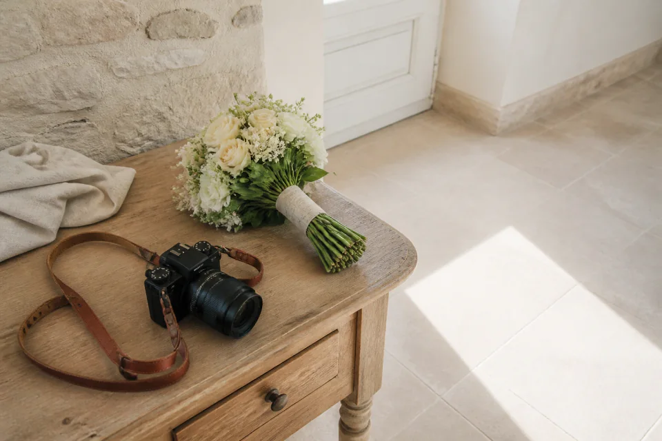 Appareil photo et accessoires de reportage de mariage — illustration générée par IA