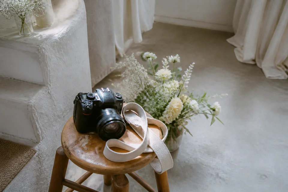 Appareil photo et accessoires de reportage de mariage — illustration générée par IA