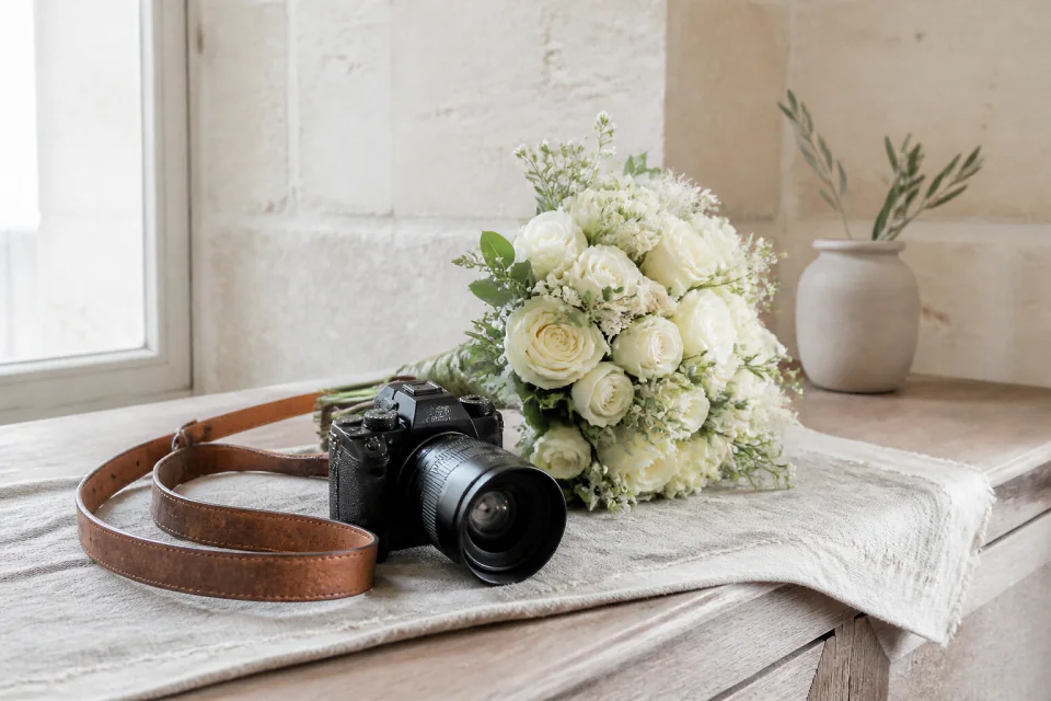 Appareil photo et accessoires de reportage de mariage — illustration générée par IA