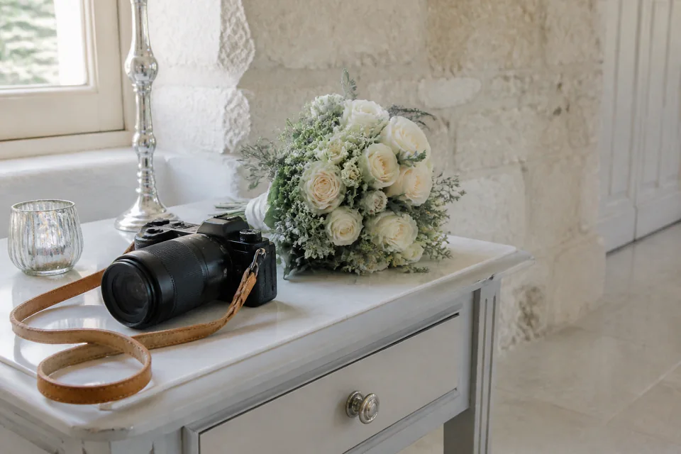 Appareil photo et accessoires de reportage de mariage — illustration générée par IA