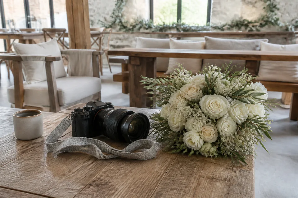 Appareil photo et accessoires de reportage de mariage — illustration générée par IA
