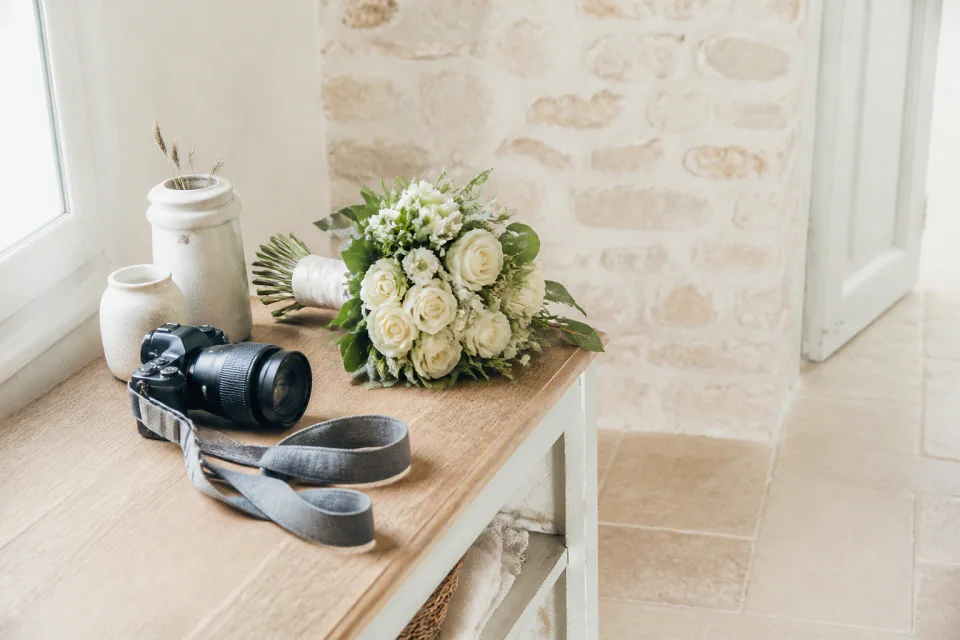 Appareil photo et accessoires de reportage de mariage — illustration générée par IA