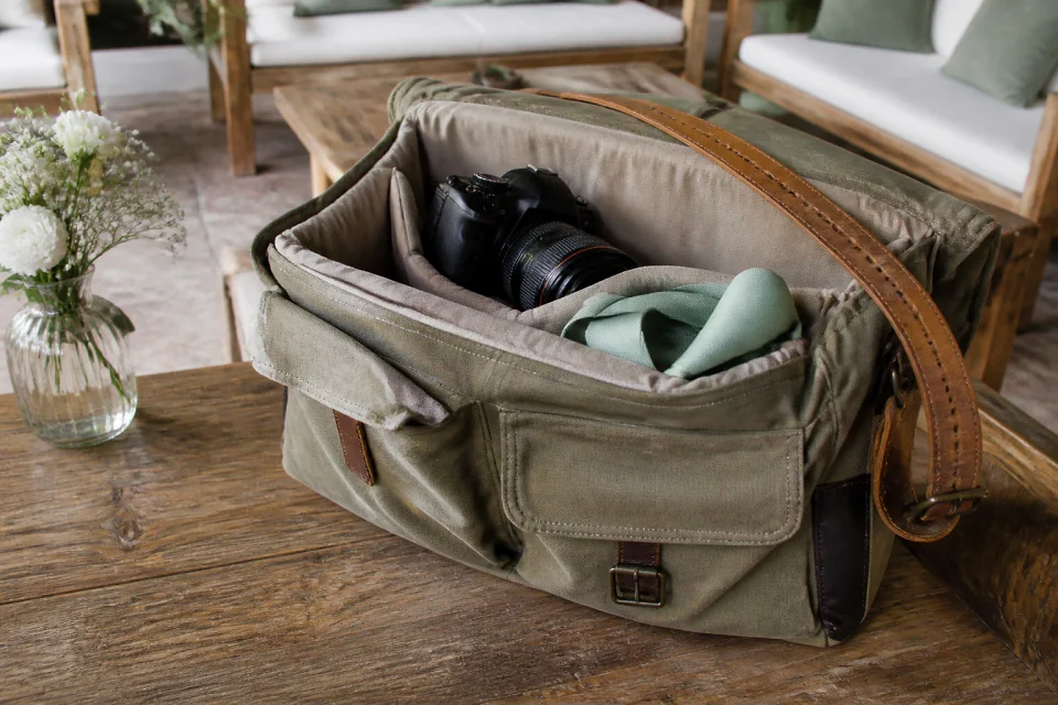 Appareil photo et accessoires de reportage de mariage — illustration générée par IA