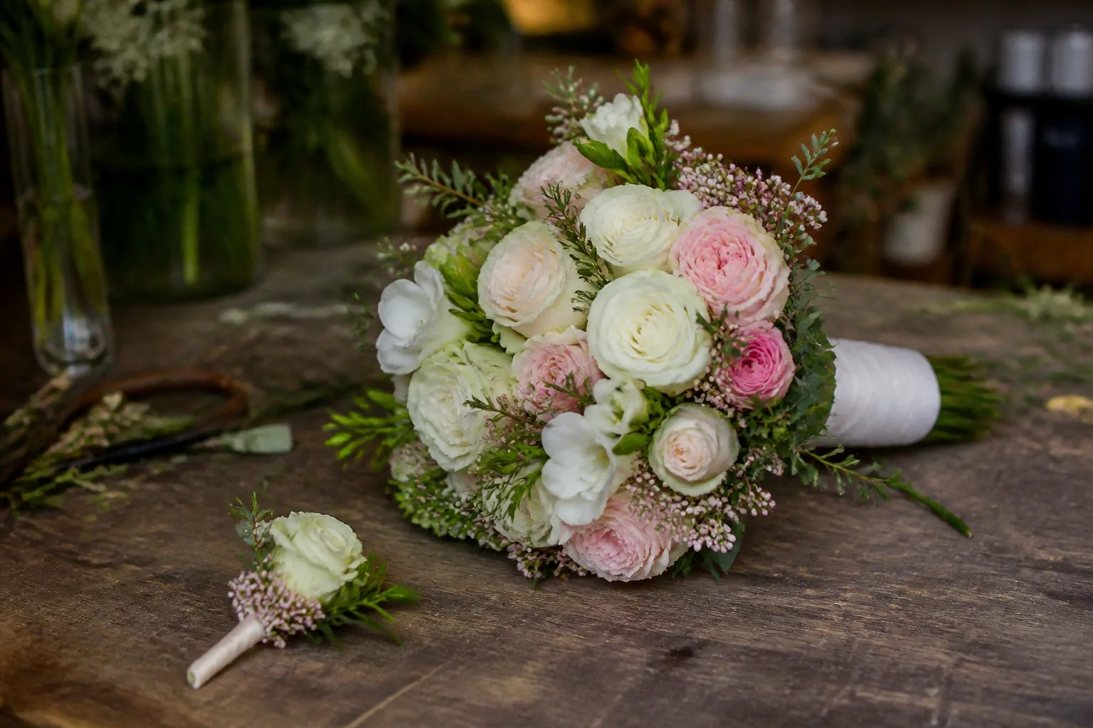 Préparation florale pour un mariage — illustration générée par IA