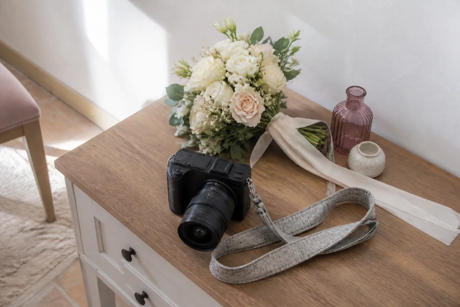 Appareil photo et accessoires de reportage de mariage — illustration générée par IA