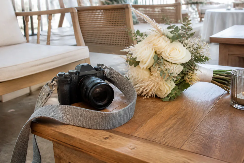 Appareil photo et accessoires de reportage de mariage — illustration générée par IA