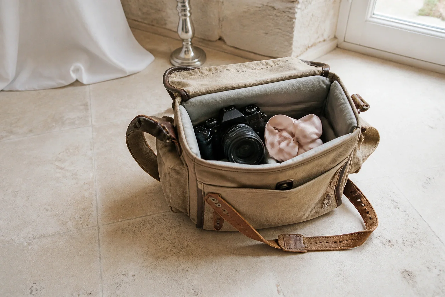 Appareil photo et accessoires de reportage de mariage — illustration générée par IA